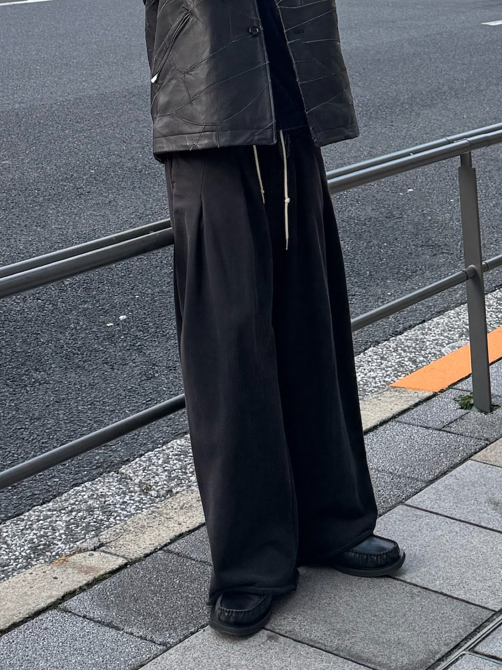 ブラック系のジャケット/アウター、ブルー系のブルゾン、ブラック系のスウェットパンツを着用したメンズの春コーディネートの2枚目の写真