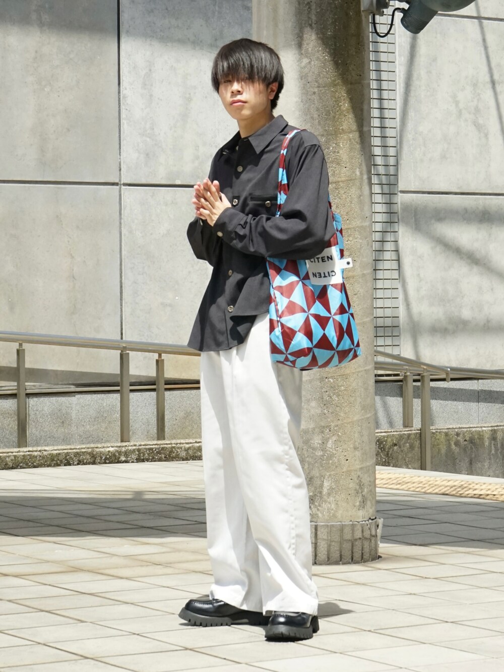 グレー系のシャツ/ブラウス、ホワイト系のチノパンツ、ブルー系のトートバッグを着用したメンズの夏コーディネートの4枚目の写真