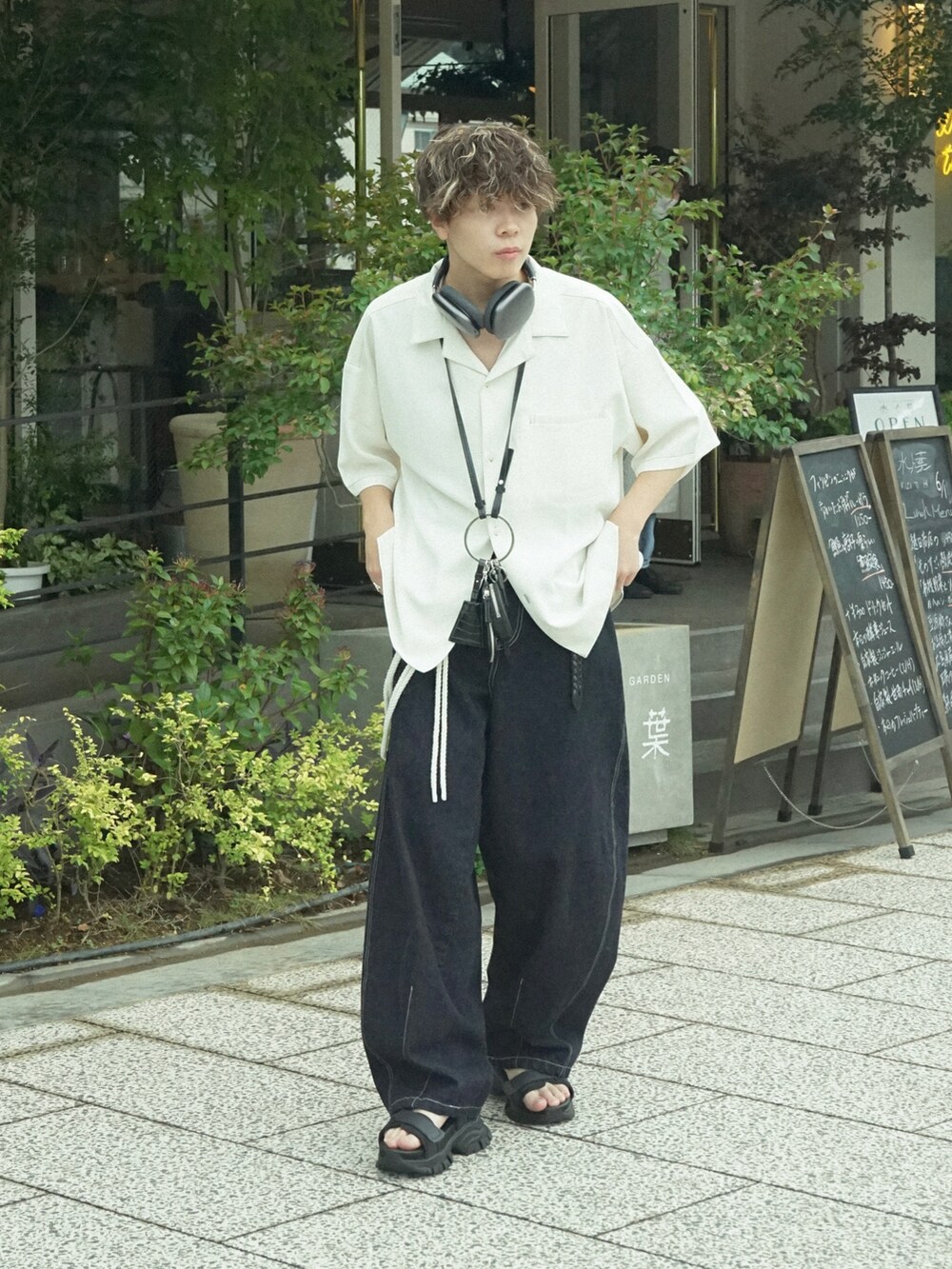 ホワイト系のシャツ/ブラウス、ブルー系のデニムパンツ、ブラック系のショルダーバッグを着用したメンズの夏コーディネートの2枚目の写真