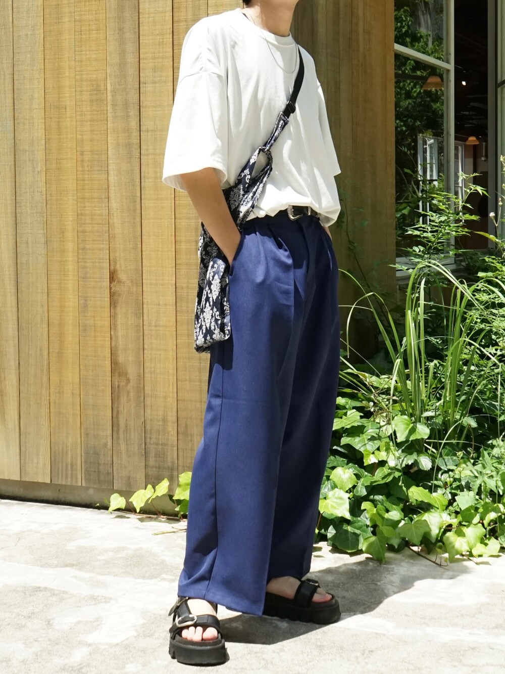 ホワイト系のTシャツ/カットソー、ブルー系のスラックス、ブルー系のショルダーバッグを着用したメンズの夏コーディネートの4枚目の写真