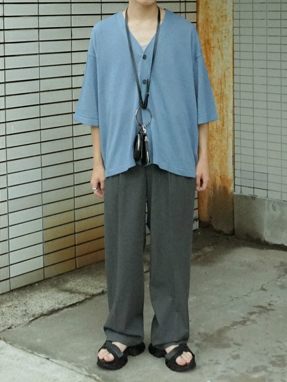 ブルー系のカーディガン/ボレロ、ブラック系のスラックス、ブラック系のショルダーバッグを着用したメンズの夏コーディネートの5枚目の写真