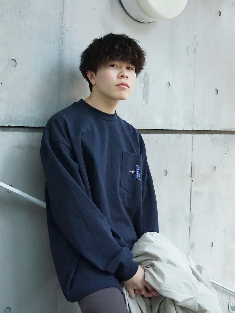 ブルー系のTシャツ/カットソー、ベージュ系のモッズコート、グレー系のスウェットパンツを着用したメンズの春コーディネートの4枚目の写真
