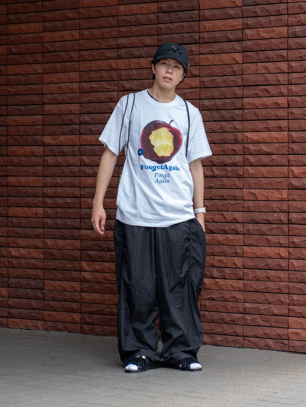 その他のTシャツ/カットソー、ブラック系のその他パンツ、イエロー系のエコバッグ/サブバッグを着用したメンズの夏コーディネートの2枚目の写真