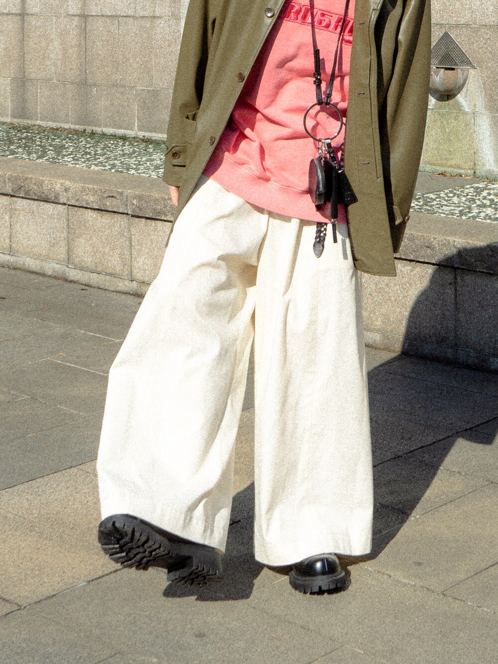 ブラック系のカバーオール、ピンク系のスウェット、ホワイト系のその他パンツを着用したメンズの冬コーディネートの3枚目の写真