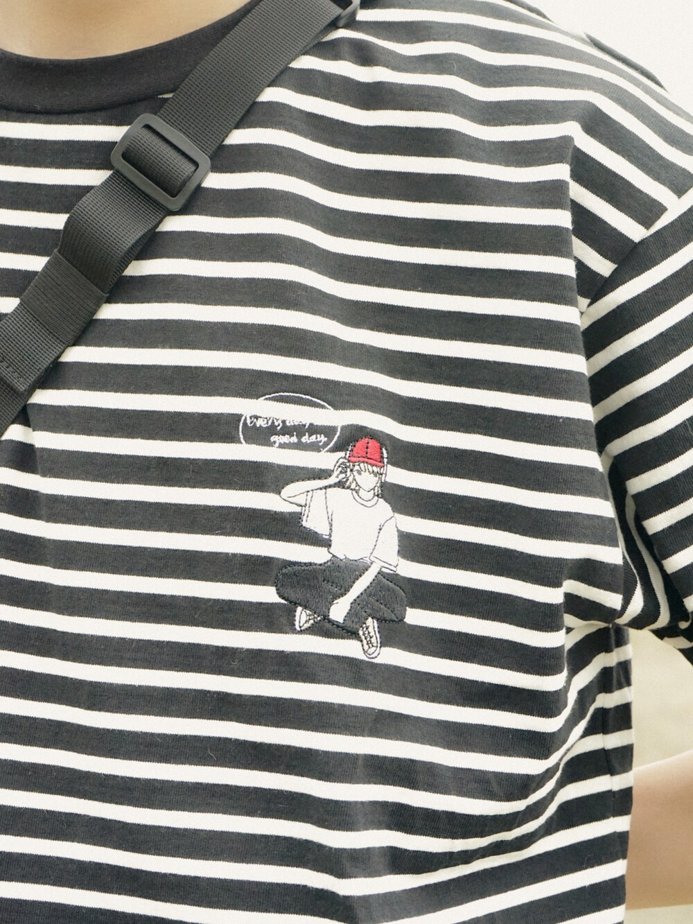 ブラック系のTシャツ/カットソー、ブラック系のその他パンツ、ブラック系のボディバッグ/ウエストポーチを着用したメンズの春コーディネートの4枚目の写真