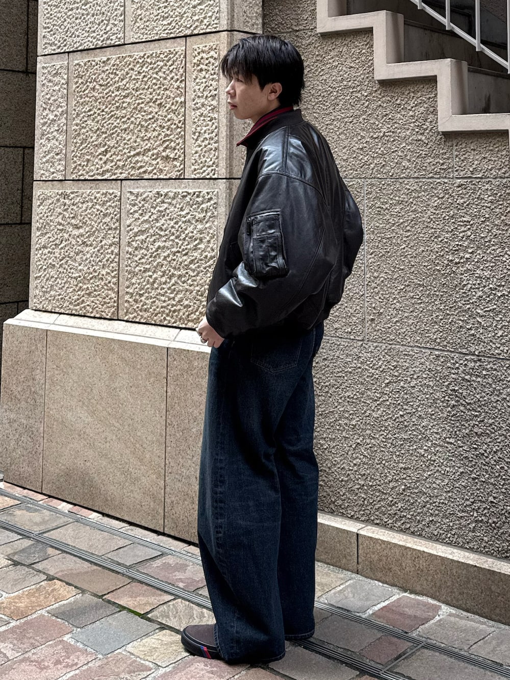 レッド系のその他トップス、ブラウン系のMA-1、ブルー系のデニムパンツを着用したメンズの冬コーディネートの3枚目の写真