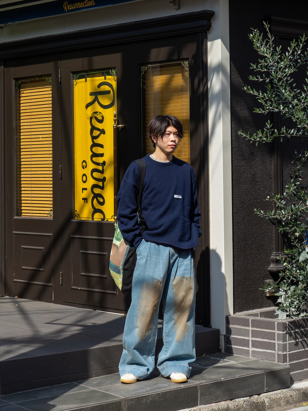 ブルー系のスウェット、ブルー系のデニムパンツ、グレー系のTシャツ/カットソーを着用したメンズの春コーディネートの3枚目の写真