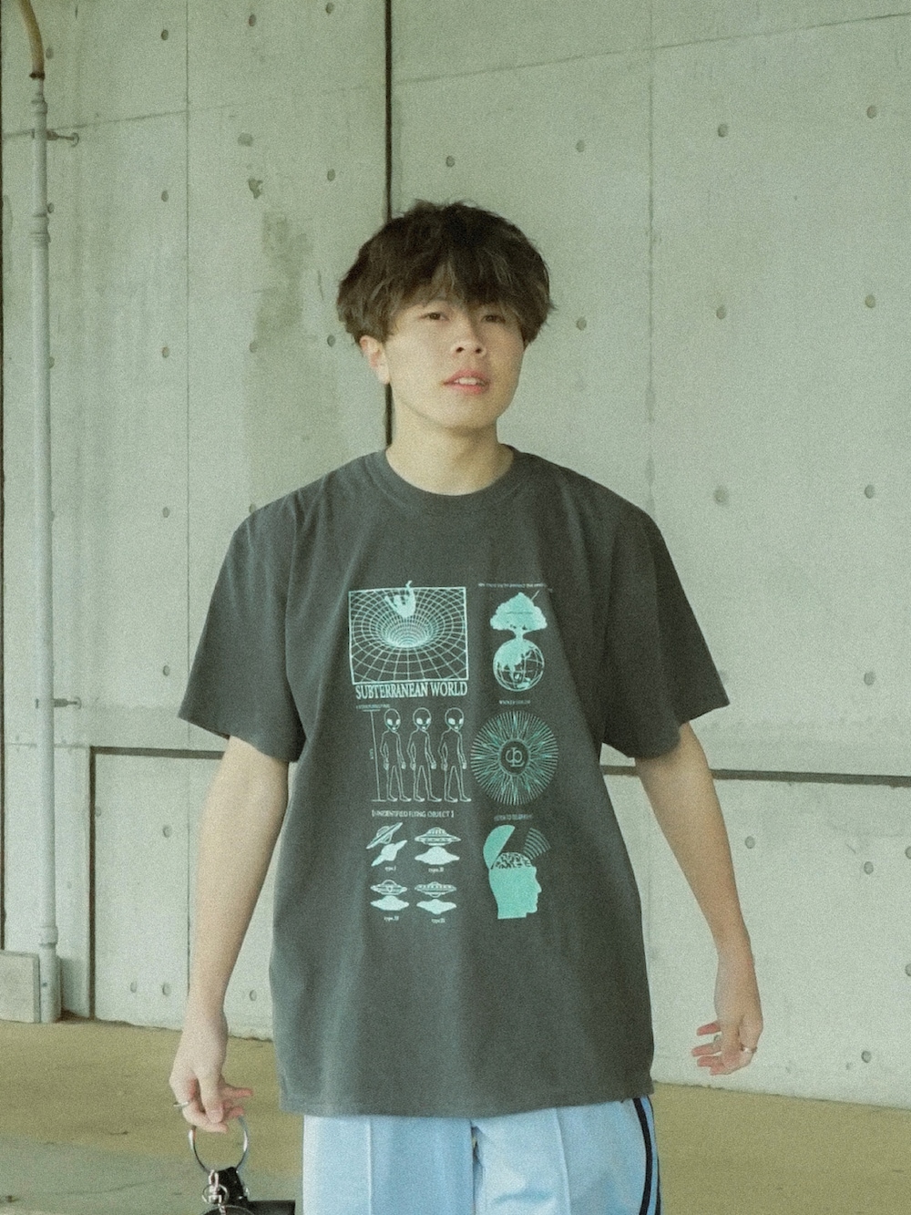 グレー系のTシャツ/カットソー、ブルー系のその他パンツ、ブラック系のショルダーバッグを着用したメンズの春コーディネートの4枚目の写真