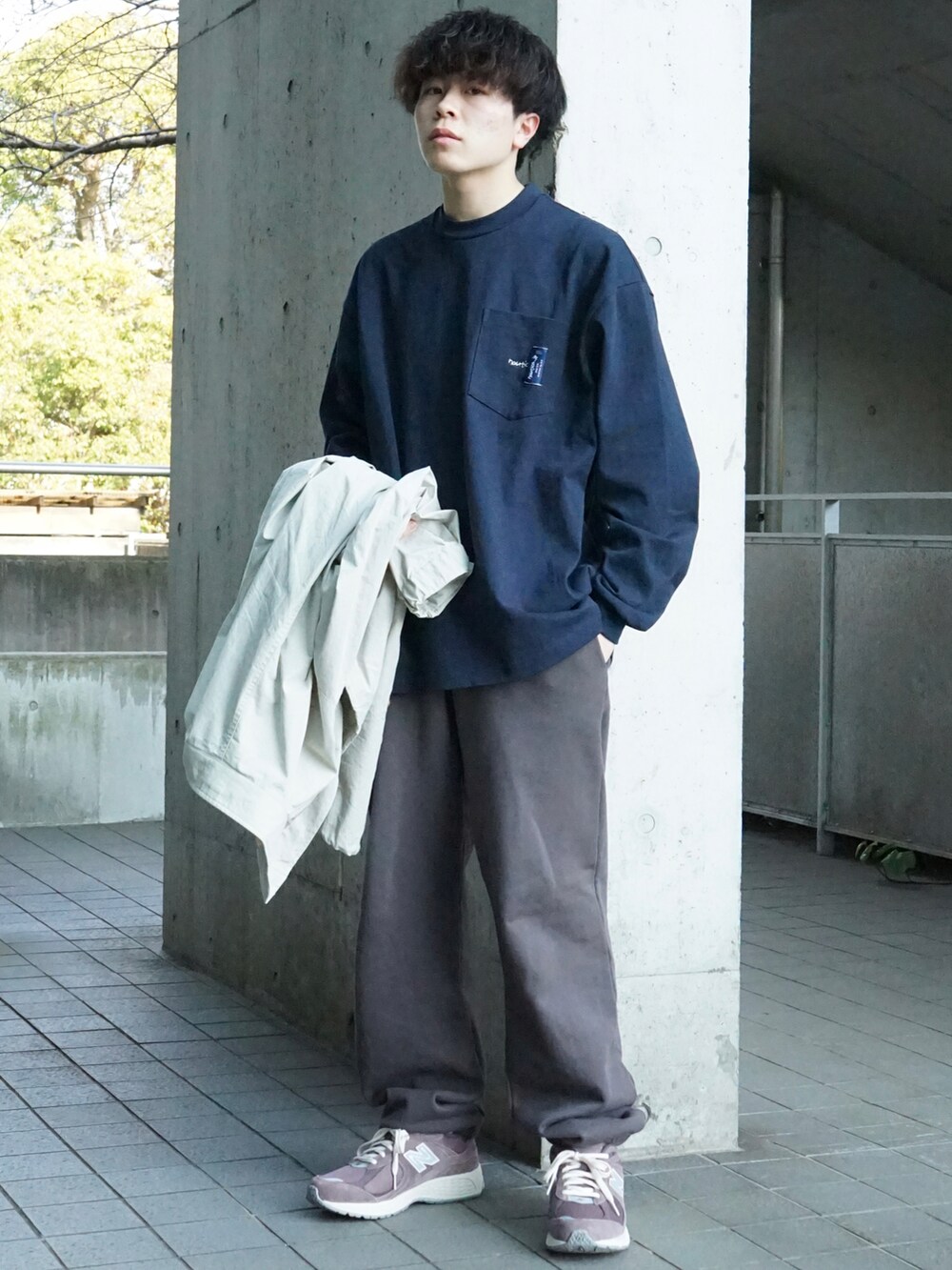 ブルー系のTシャツ/カットソー、ベージュ系のモッズコート、グレー系のスウェットパンツを着用したメンズの春コーディネートの3枚目の写真