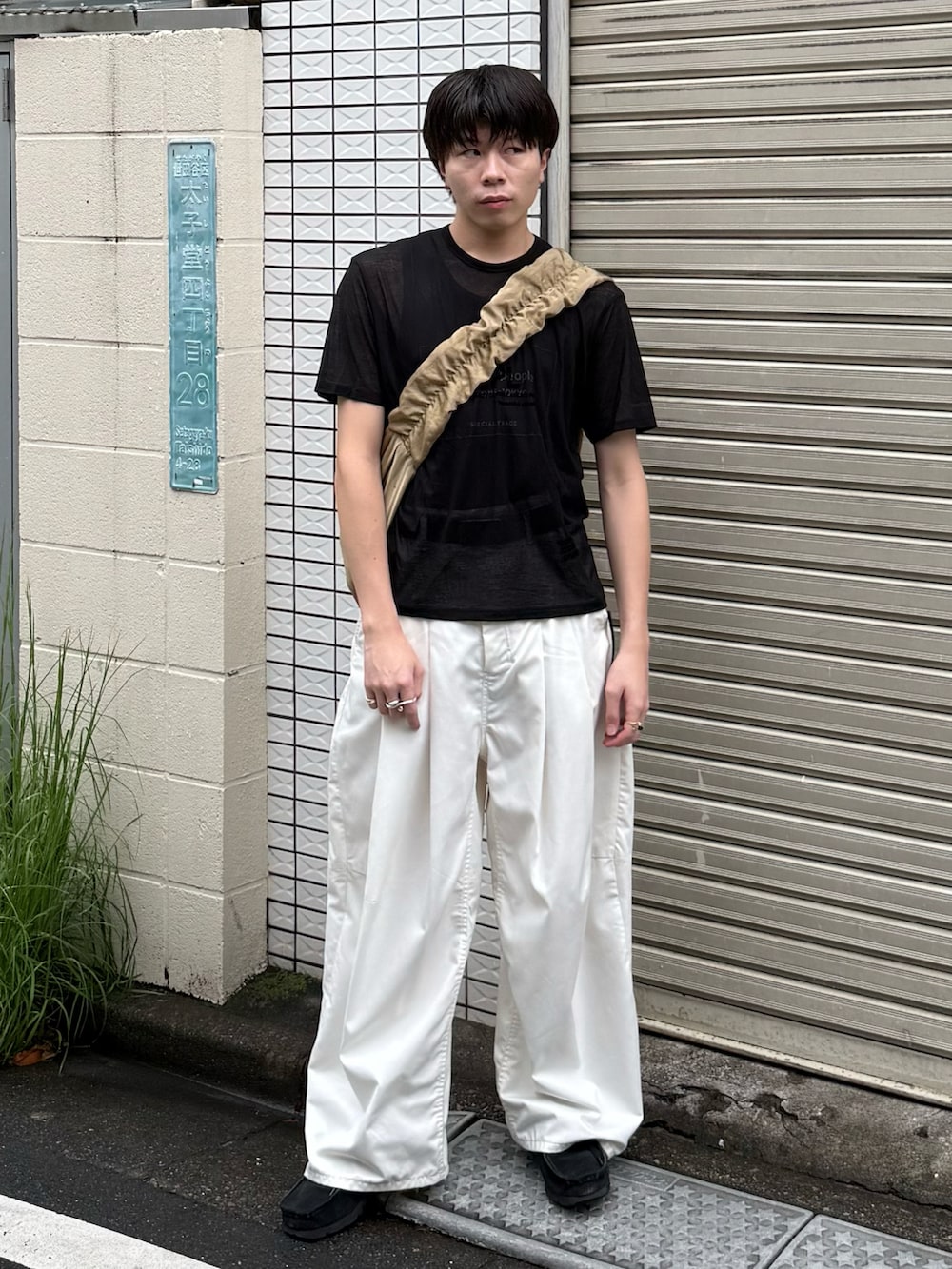 ブラック系のTシャツ/カットソー、ホワイト系のその他パンツ、ブルー系のタンクトップを着用したメンズの夏コーディネートの2枚目の写真