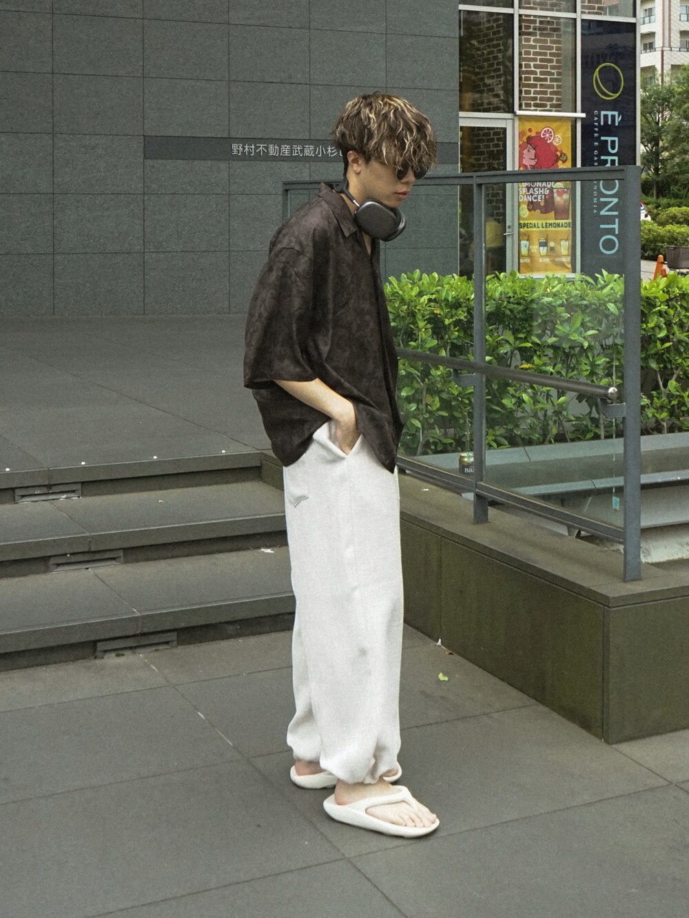 ブラック系のシャツ/ブラウス、ベージュ系のその他パンツ、ホワイト系のサンダルを着用したメンズの夏コーディネートの2枚目の写真