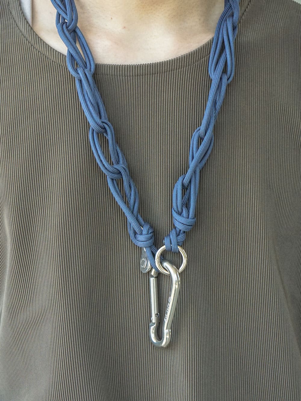 グリーン系のTシャツ/カットソー、ベージュ系のその他パンツ、グリーン系のトートバッグを着用したメンズの夏コーディネートの4枚目の写真