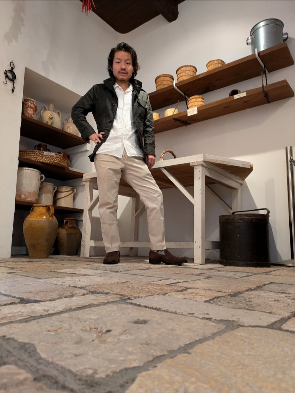 ブラウン系のローファー、ベージュ系のその他パンツ、ホワイト系のシャツ/ブラウスを着用したメンズの秋コーディネートの3枚目の写真