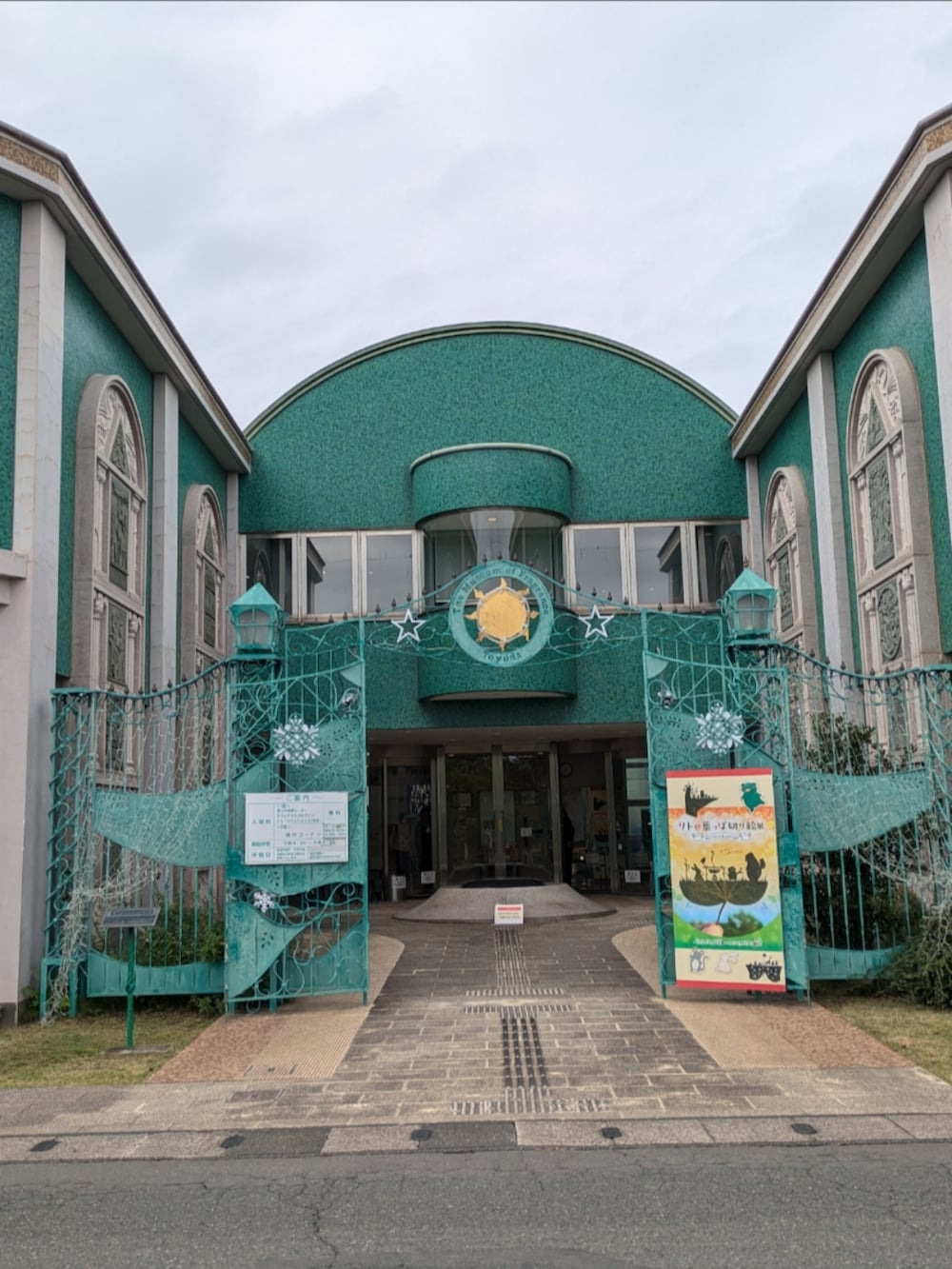 ベージュ系のスニーカー、ホワイト系のデニムパンツ、ベージュ系のパーカーを着用したメンズの秋コーディネートの3枚目の写真