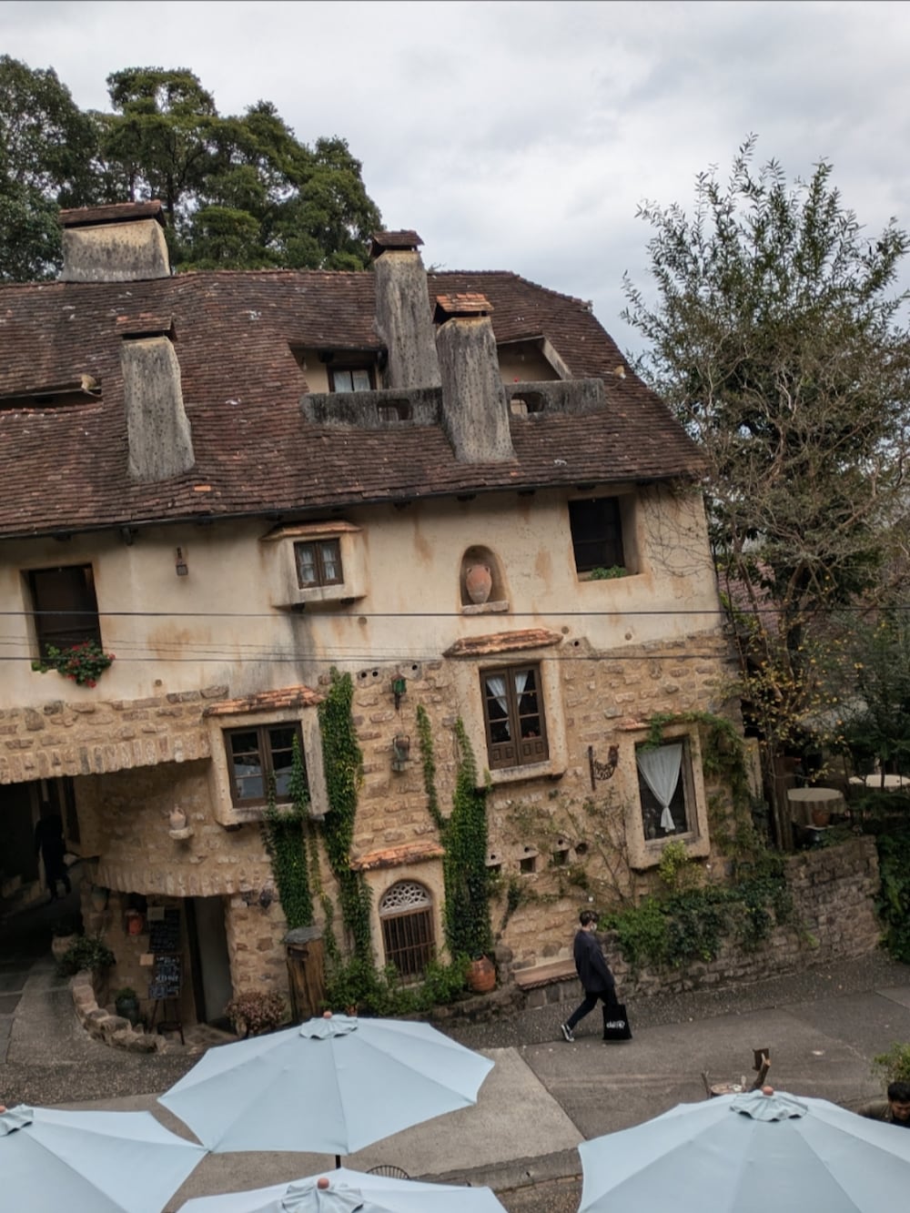 ベージュ系のスニーカー、ホワイト系のデニムパンツ、ベージュ系のパーカーを着用したメンズの秋コーディネートの4枚目の写真