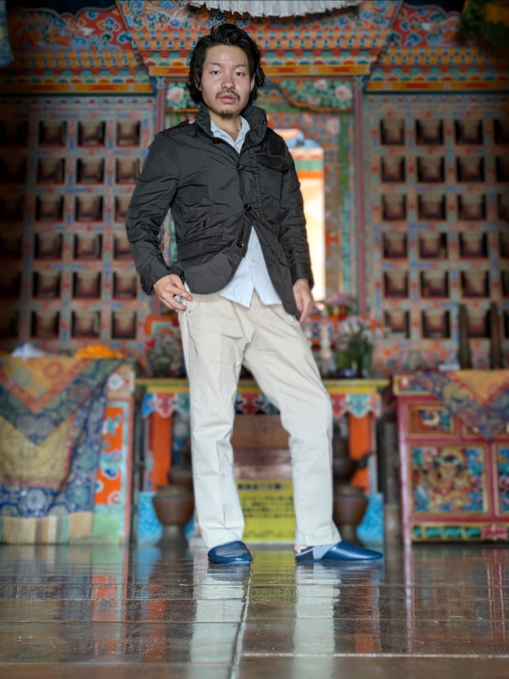 ブラウン系のローファー、ベージュ系のその他パンツ、ホワイト系のシャツ/ブラウスを着用したメンズの秋コーディネートの2枚目の写真