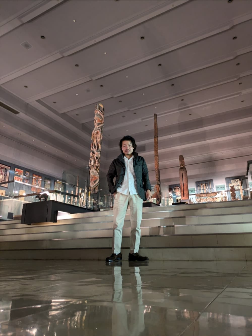 ブラウン系のローファー、ベージュ系のその他パンツ、ホワイト系のシャツ/ブラウスを着用したメンズの秋コーディネートの5枚目の写真