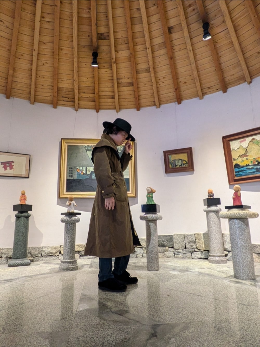 ブラウン系のブルゾン、ブラック系のモカシン/デッキシューズ、ブルー系のデニムパンツを着用したメンズの冬コーディネートの2枚目の写真