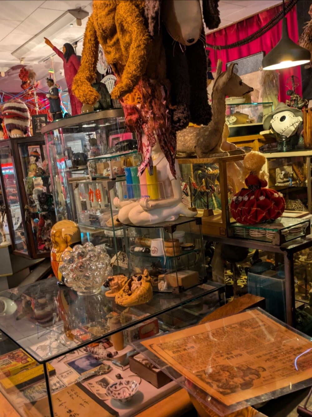 ベージュ系のスニーカー、ホワイト系のデニムパンツ、ベージュ系のパーカーを着用したメンズの秋コーディネートの5枚目の写真