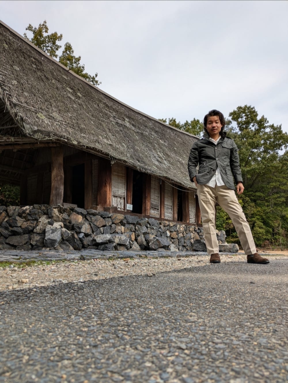 ブラウン系のローファー、ベージュ系のその他パンツ、ホワイト系のシャツ/ブラウスを着用したメンズの秋コーディネートの4枚目の写真