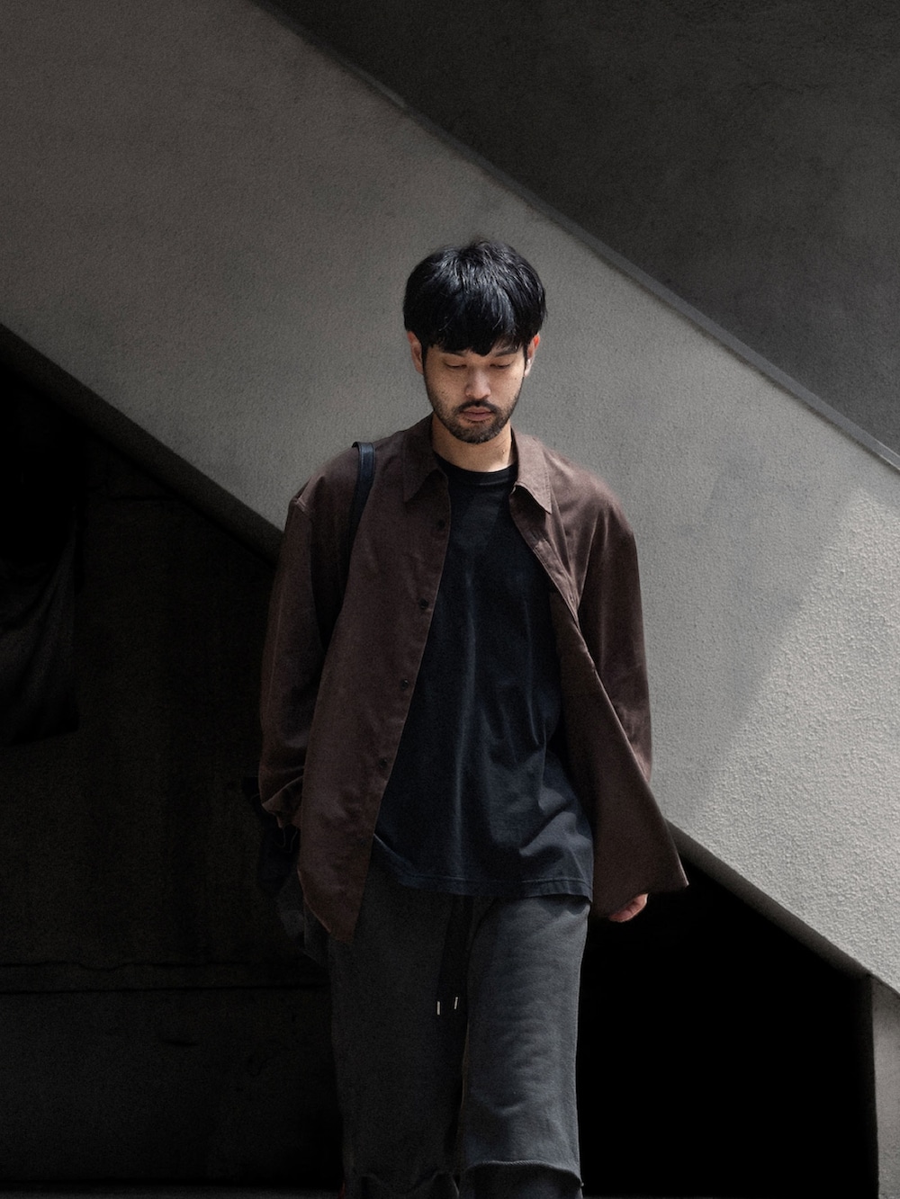 「ショルダーバッグ、厚底シューズ、秋服準備はじめました、お出かけコーデ、シャツスタイル、きれいめカジュアル、シンプルコーデ、大人カジュアル、メンズファッション、グレー、モノトーン、シャツ、オトナカジュアル、きれいめ、キレイめカジュアル」｜「ATTACHMENTのシンセティックレザー ショルダーバッグ / SYNTHETIC LEATHER SHOULDER BAG（ショルダーバッグ、ブラウン系）」を使った、SHUさん（メンズ・170cm）の秋コーディネートの2枚目の写真