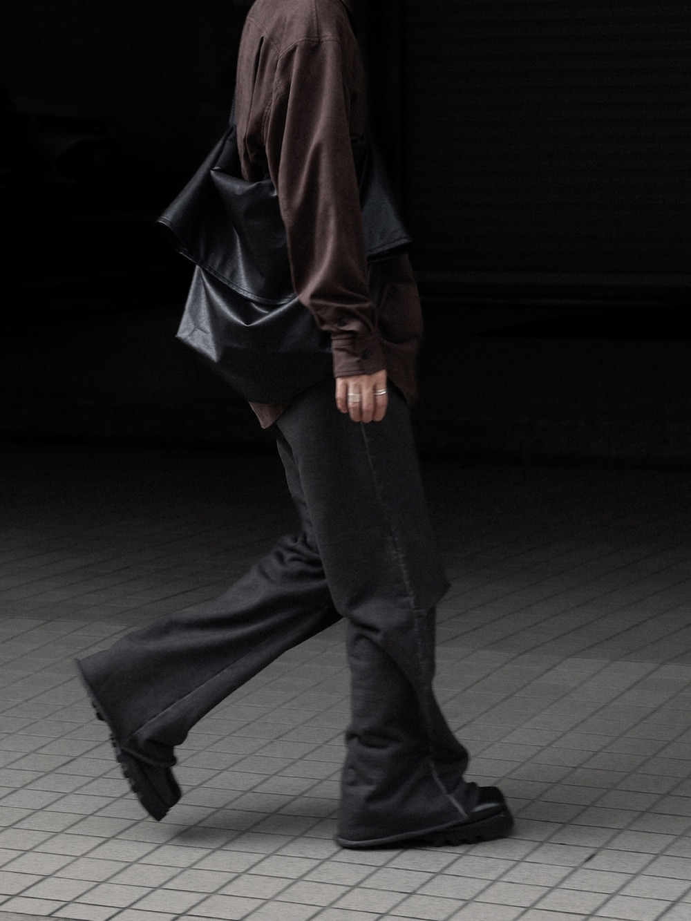 「ショルダーバッグ、厚底シューズ、秋服準備はじめました、お出かけコーデ、シャツスタイル、きれいめカジュアル、シンプルコーデ、大人カジュアル、メンズファッション、グレー、モノトーン、シャツ、オトナカジュアル、きれいめ、キレイめカジュアル」｜「ATTACHMENTのシンセティックレザー ショルダーバッグ / SYNTHETIC LEATHER SHOULDER BAG（ショルダーバッグ、ブラウン系）」を使った、SHUさん（メンズ・170cm）の秋コーディネートの9枚目の写真
