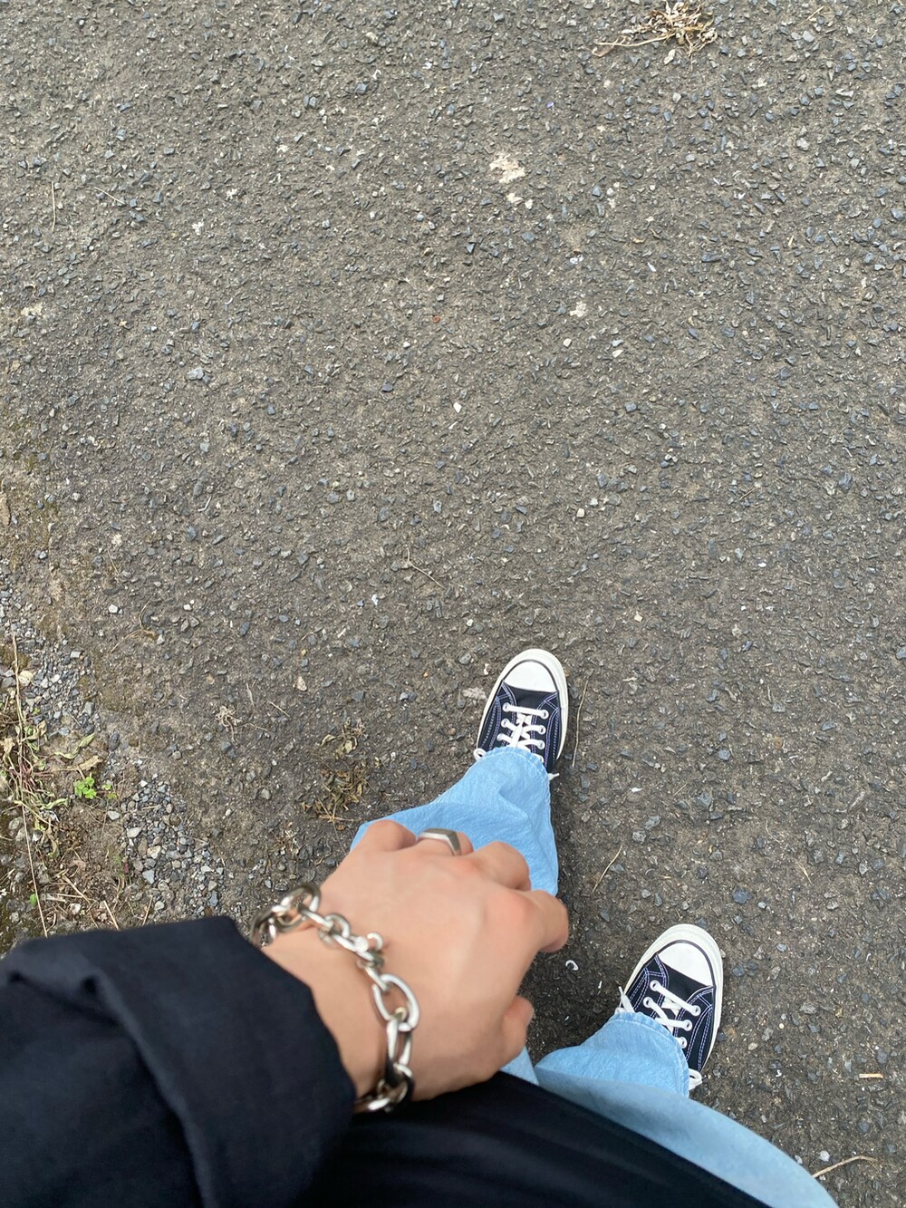 ブラック系のスニーカー、ブルー系のデニムパンツ、ブラック系のシャツ/ブラウスを着用したメンズの夏コーディネートの3枚目の写真