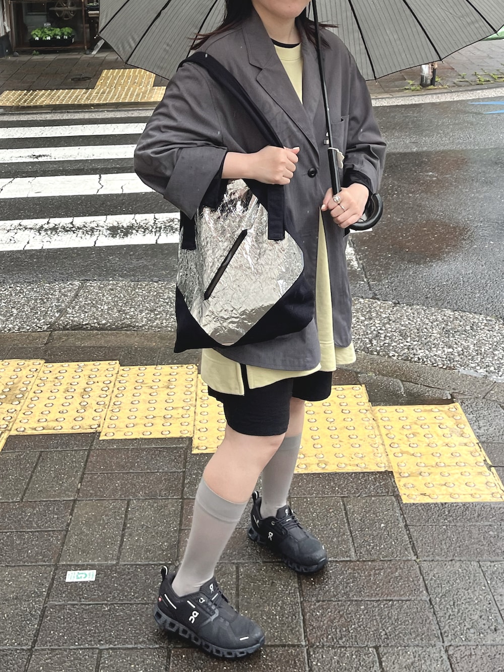 「driesvannoten、tactor、on、ジャケット、オーバーサイズ、ビッグシルエット、雨の日コーデ」｜「DRIES VAN NOTENのアイテム（Tシャツ/カットソー、イエロー系）」を使った、あさん（レディース・159cm）の春コーディネートの2枚目の写真