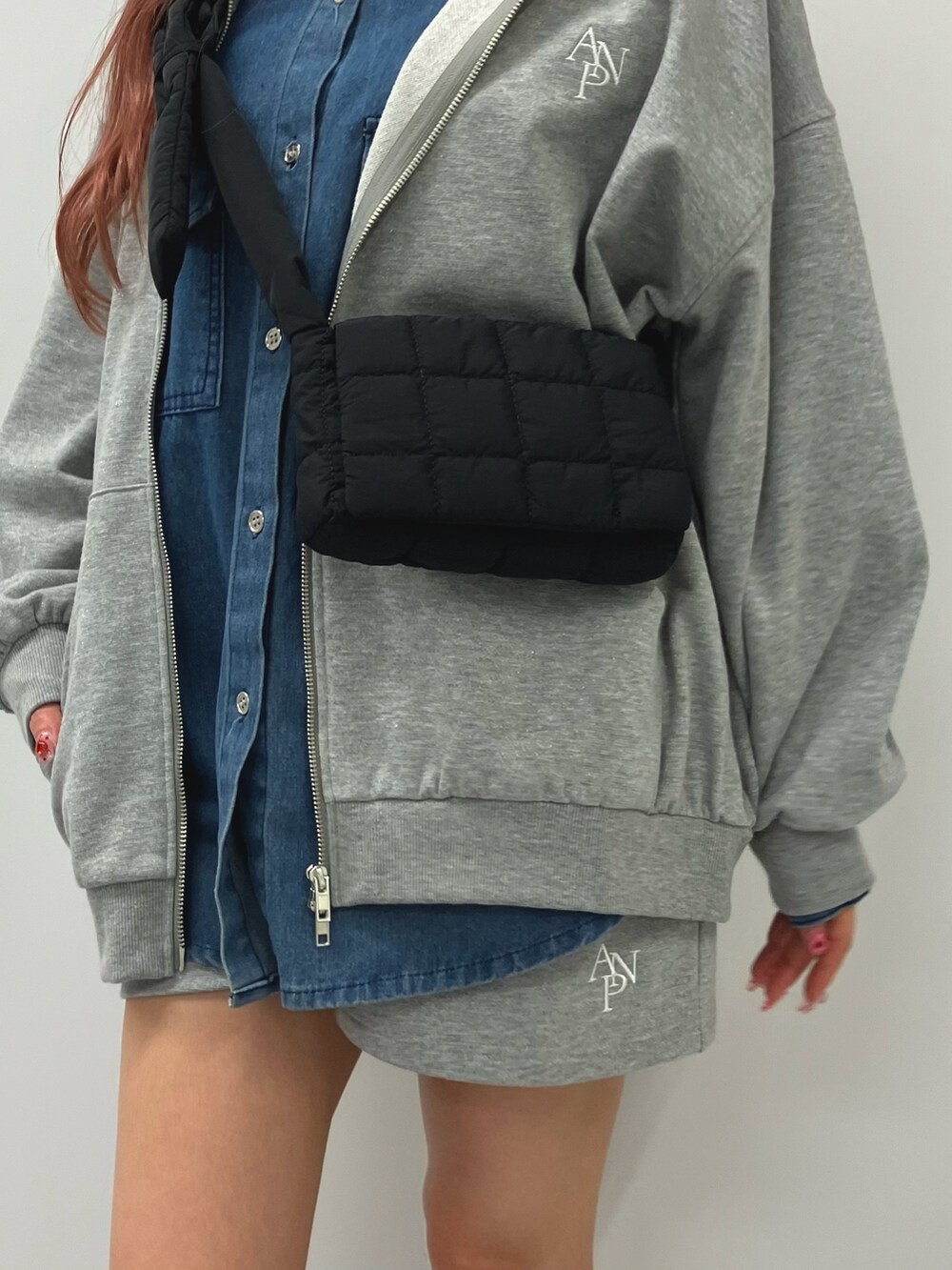 「セットアップ、デニム、デニムシャツ、パーカーコーデ、スウェットパンツ、スウェットコーデ、ラフ、ラクチンコーデ、カジュアルダウン、ショルダーバッグ、春コーデ、ワンポイント、ANAP、お出かけコーデ、グレー」｜「ANAPのダブルジップラメ裏毛スウェットセットアップ（スウェット、グレー系）」を使った、Satsukiさん（レディース・157cm）の春コーディネートの4枚目の写真