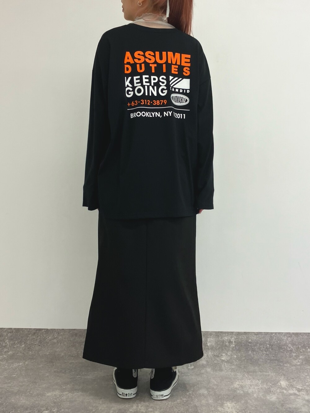 ブラック系のスカート、ブラック系のTシャツ/カットソー、グレー系のTシャツ/カットソーを着用したレディースの春コーディネートの3枚目の写真