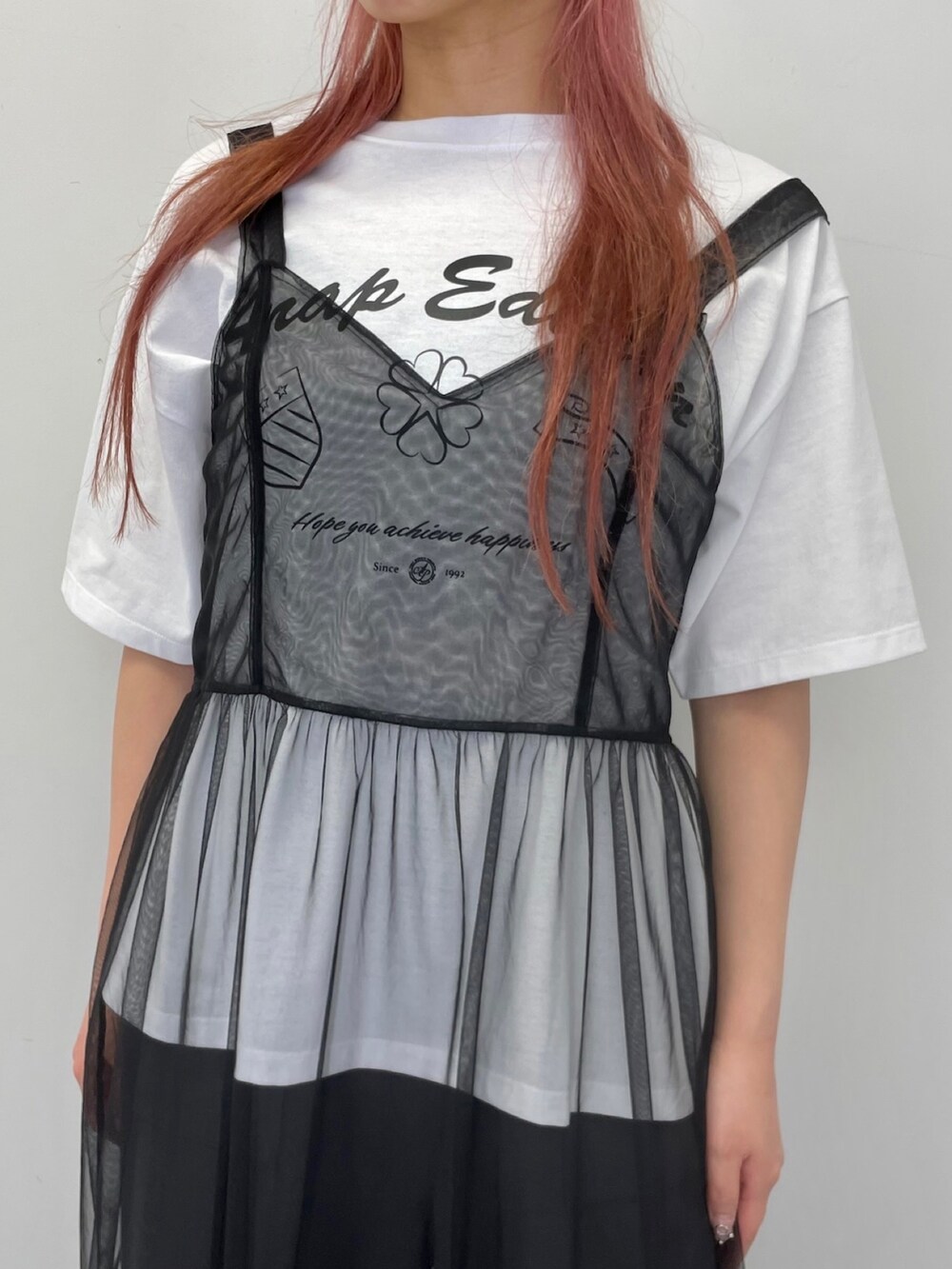 ブラック系のワンピース、ホワイト系のTシャツ/カットソー、ピンク系のサンダルを着用したレディースの夏コーディネートの3枚目の写真