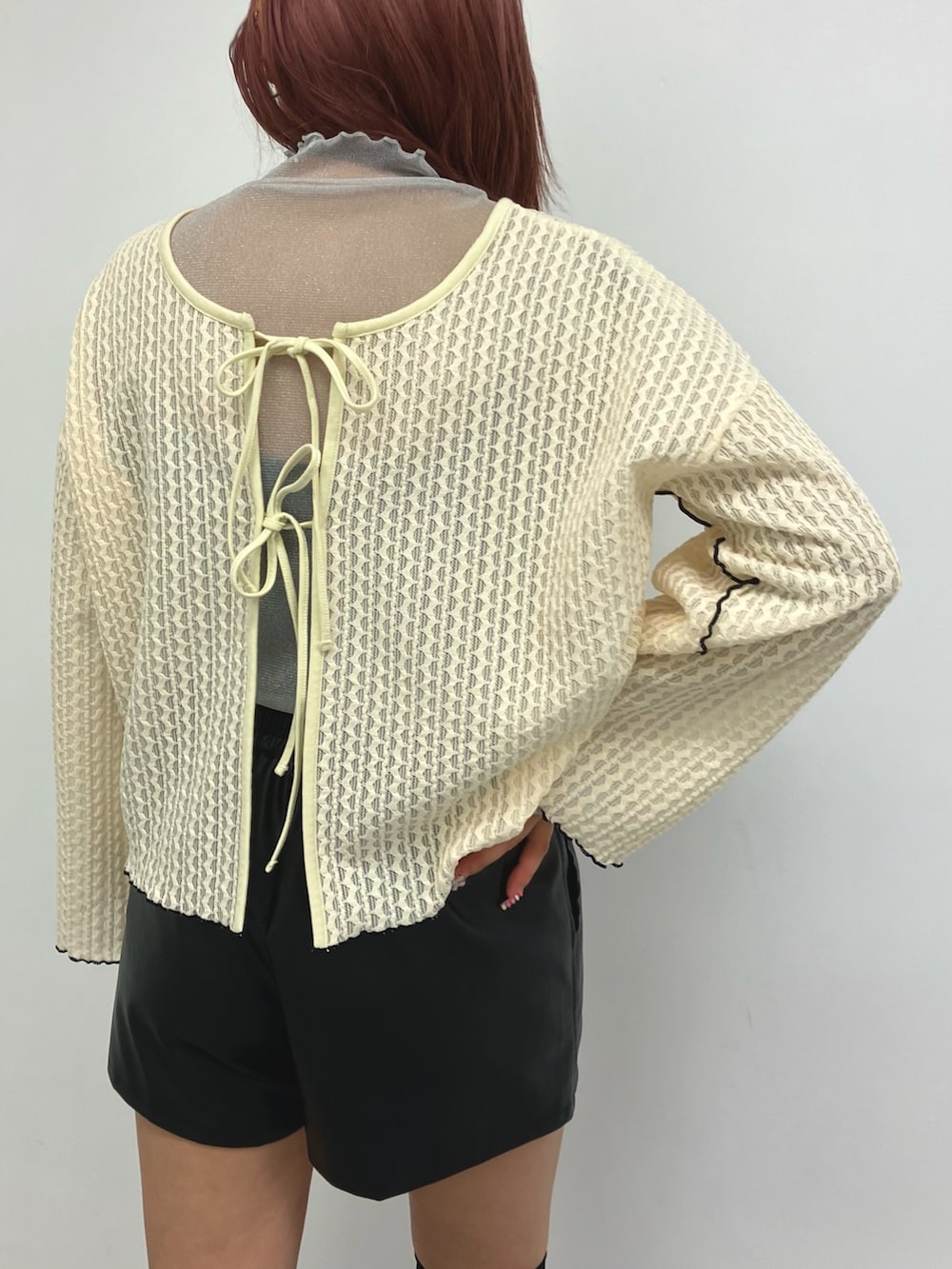 ホワイト系のカーディガン/ボレロ、グレー系のTシャツ/カットソー、ブラック系のその他パンツを着用したレディースの春コーディネートの3枚目の写真