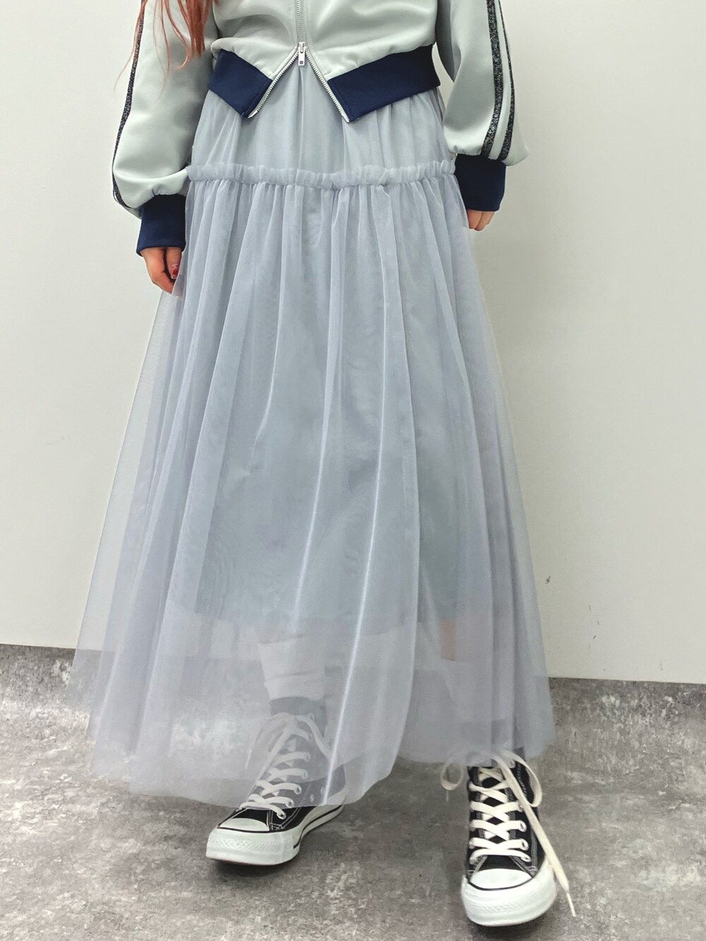 「デートコーデ、スポーツミックス、春コーデ、春服みてみて、春のおしゃ見えテクニック、大人カジュアル、トラックジャケット、ジャージ、チュールスカート、ロングスカート、スカートスタイル、スニーカーコーデ、ANAP、大人コーデ、大人可愛い」｜「CONVERSEのアイテム（スニーカー、ブラック系）」を使った、Satsukiさん（レディース・157cm）の春コーディネートの4枚目の写真