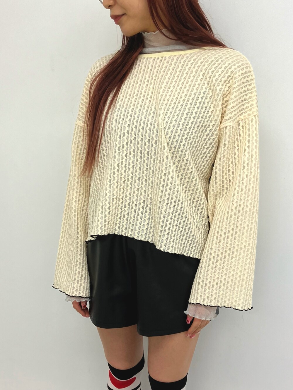 ホワイト系のカーディガン/ボレロ、グレー系のTシャツ/カットソー、ブラック系のその他パンツを着用したレディースの春コーディネートの4枚目の写真