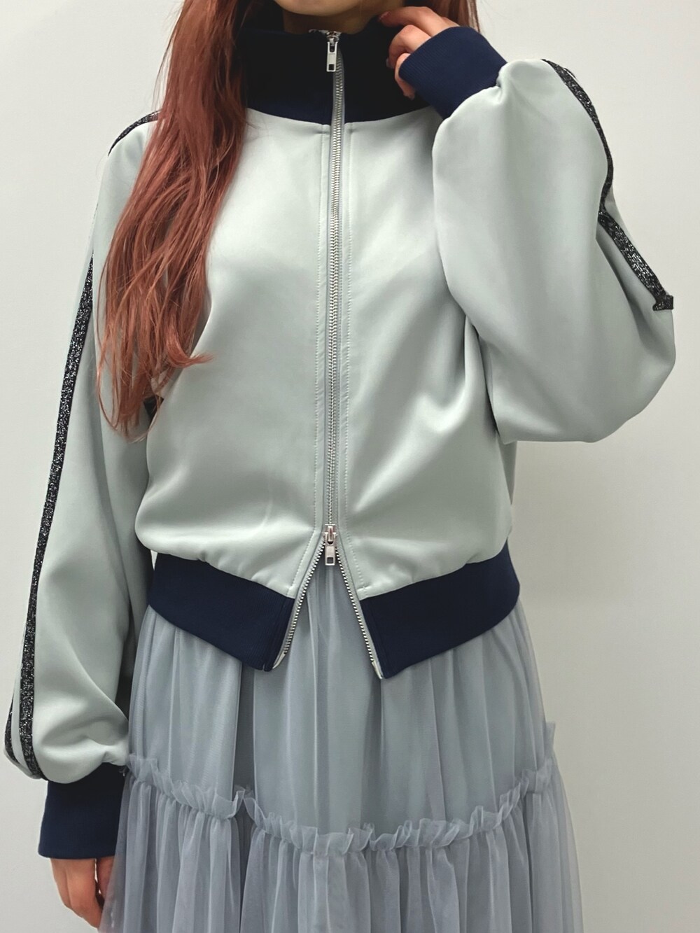 「デートコーデ、スポーツミックス、春コーデ、春服みてみて、春のおしゃ見えテクニック、大人カジュアル、トラックジャケット、ジャージ、チュールスカート、ロングスカート、スカートスタイル、スニーカーコーデ、ANAP、大人コーデ、大人可愛い」｜「CONVERSEのアイテム（スニーカー、ブラック系）」を使った、Satsukiさん（レディース・157cm）の春コーディネートの2枚目の写真