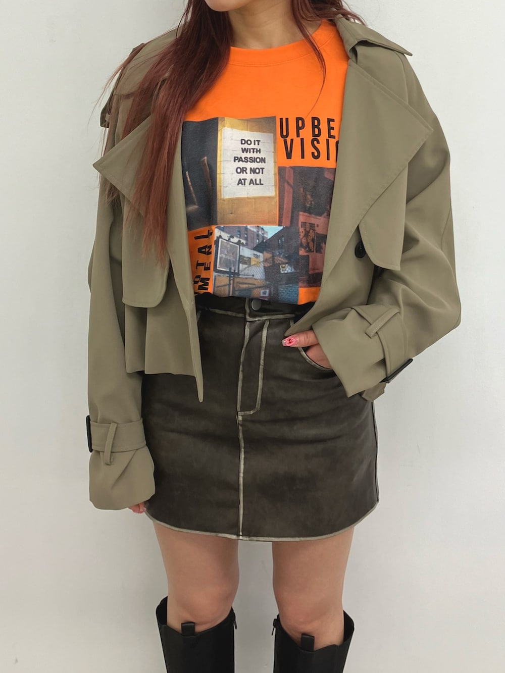 「フォトT、Tシャツ、オレンジ、トレンチコート、春アウター、ミニスカート、フェイクレザースカート、ロングブーツ、春コーデ、おでかけコーデ、大人カジュアル、カジュアル、ANAP、ショート丈アウター、春服」｜「ANAPのミニ裏毛フォトプリントTシャツ（Tシャツ/カットソー、オレンジ系）」を使った、Satsukiさん（レディース・157cm）の春コーディネートの2枚目の写真