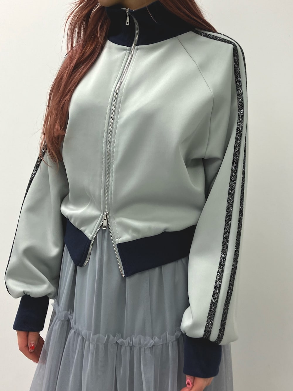 「デートコーデ、スポーツミックス、春コーデ、春服みてみて、春のおしゃ見えテクニック、大人カジュアル、トラックジャケット、ジャージ、チュールスカート、ロングスカート、スカートスタイル、スニーカーコーデ、ANAP、大人コーデ、大人可愛い」｜「CONVERSEのアイテム（スニーカー、ブラック系）」を使った、Satsukiさん（レディース・157cm）の春コーディネートの3枚目の写真