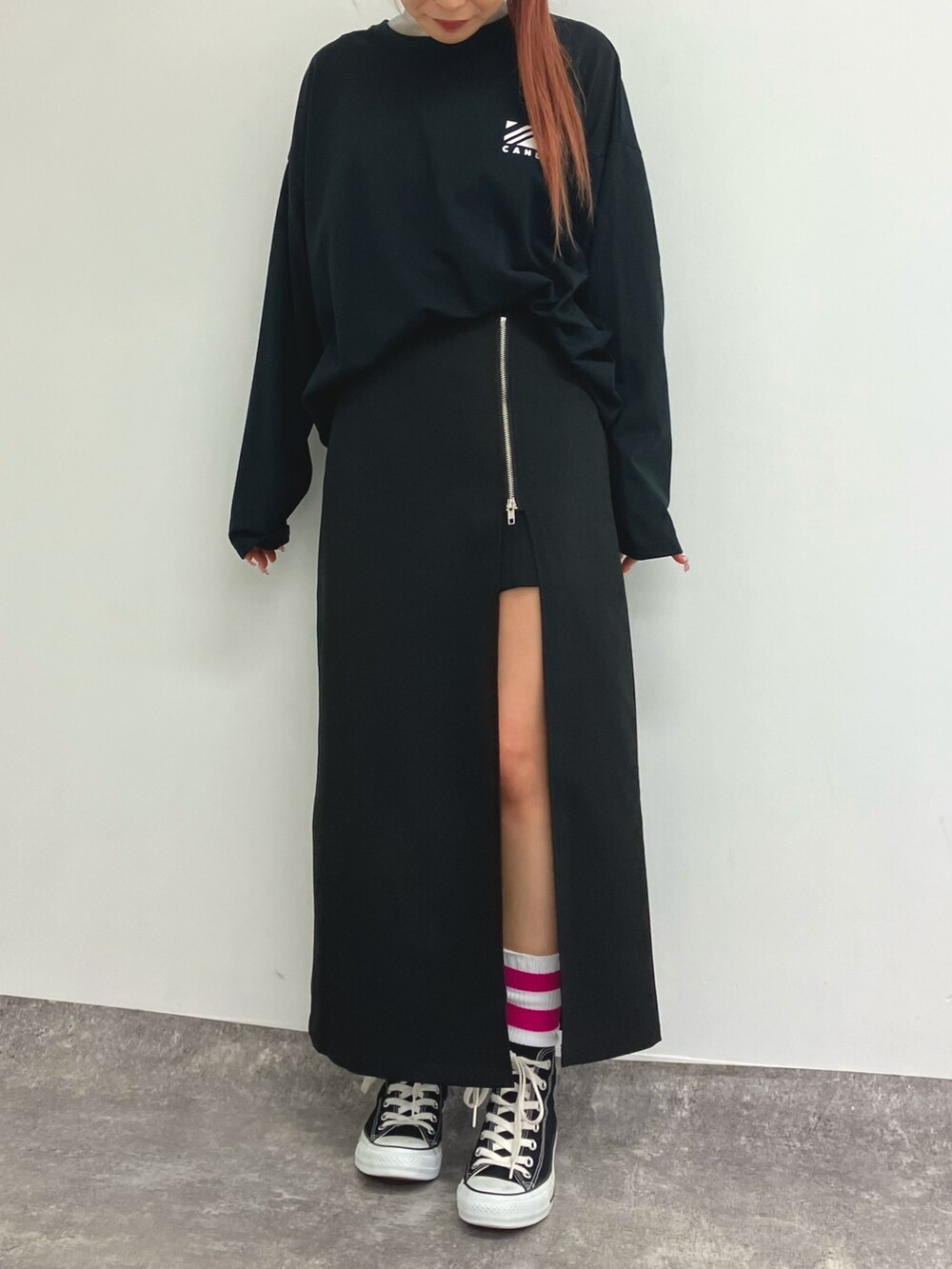 ブラック系のスカート、ブラック系のTシャツ/カットソー、グレー系のTシャツ/カットソーを着用したレディースの春コーディネートの2枚目の写真