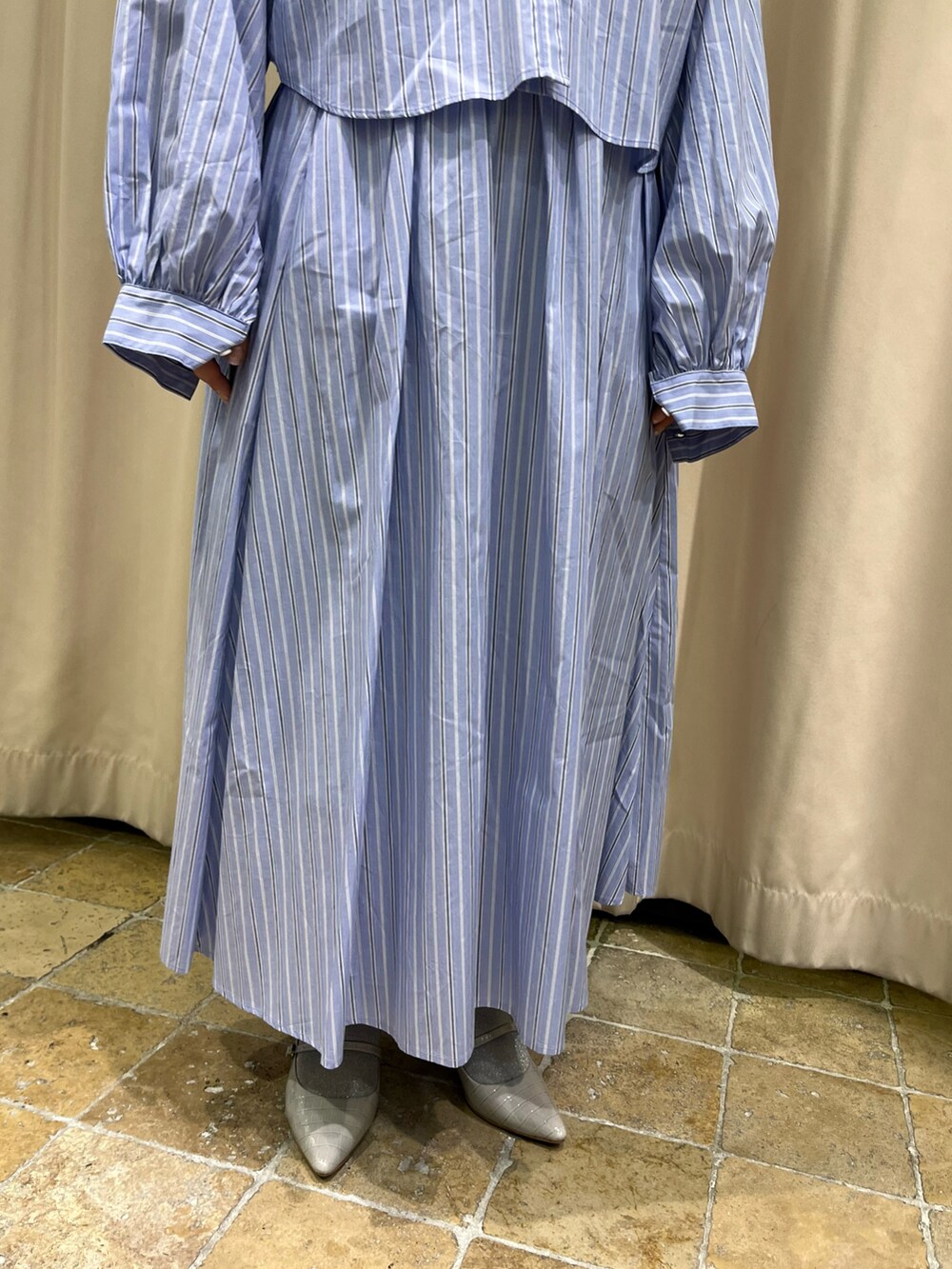 ブルー系のシャツ/ブラウス、ブルー系のスカート、グレー系のパンプスを着用したレディースの春コーディネートの3枚目の写真