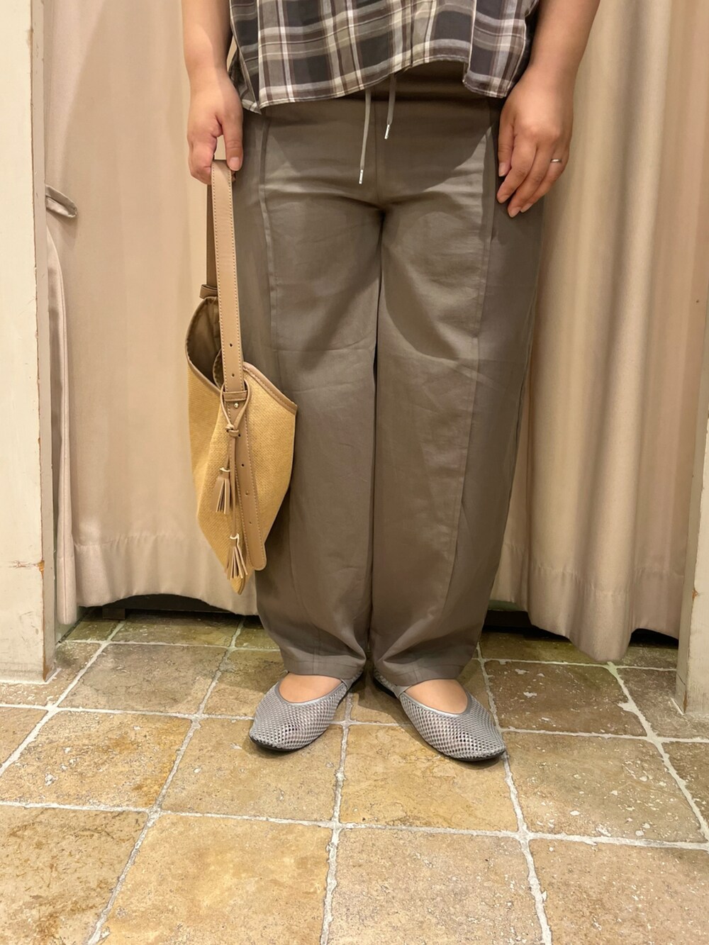 ベージュ系のハンドバッグ、ブラウン系のシャツ/ブラウス、グリーン系のその他パンツを着用したレディースの夏コーディネートの3枚目の写真