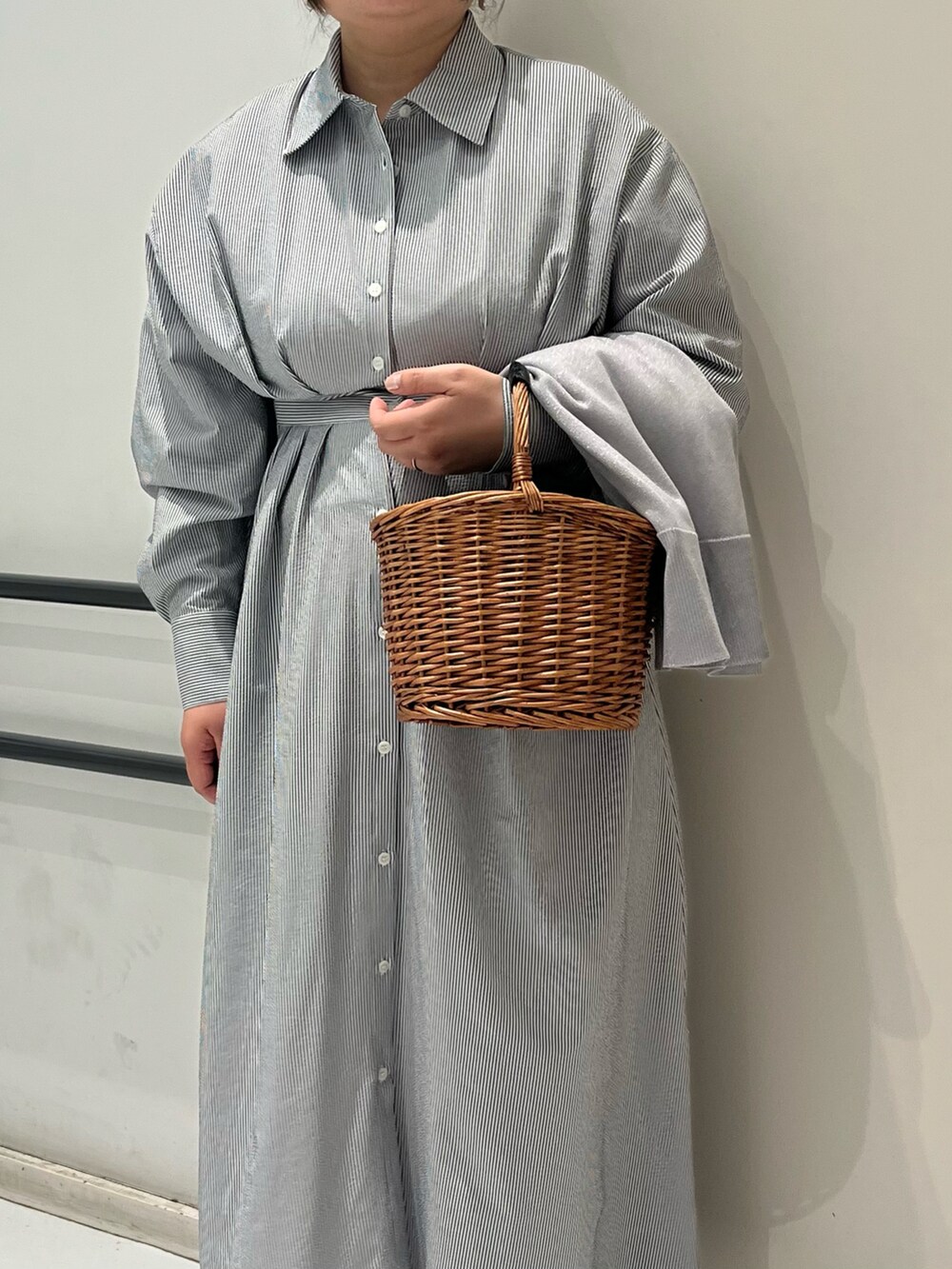 ブラック系のパンプス、ブラック系のワンピース、ブラウン系のハンドバッグを着用したレディースの春コーディネートの3枚目の写真