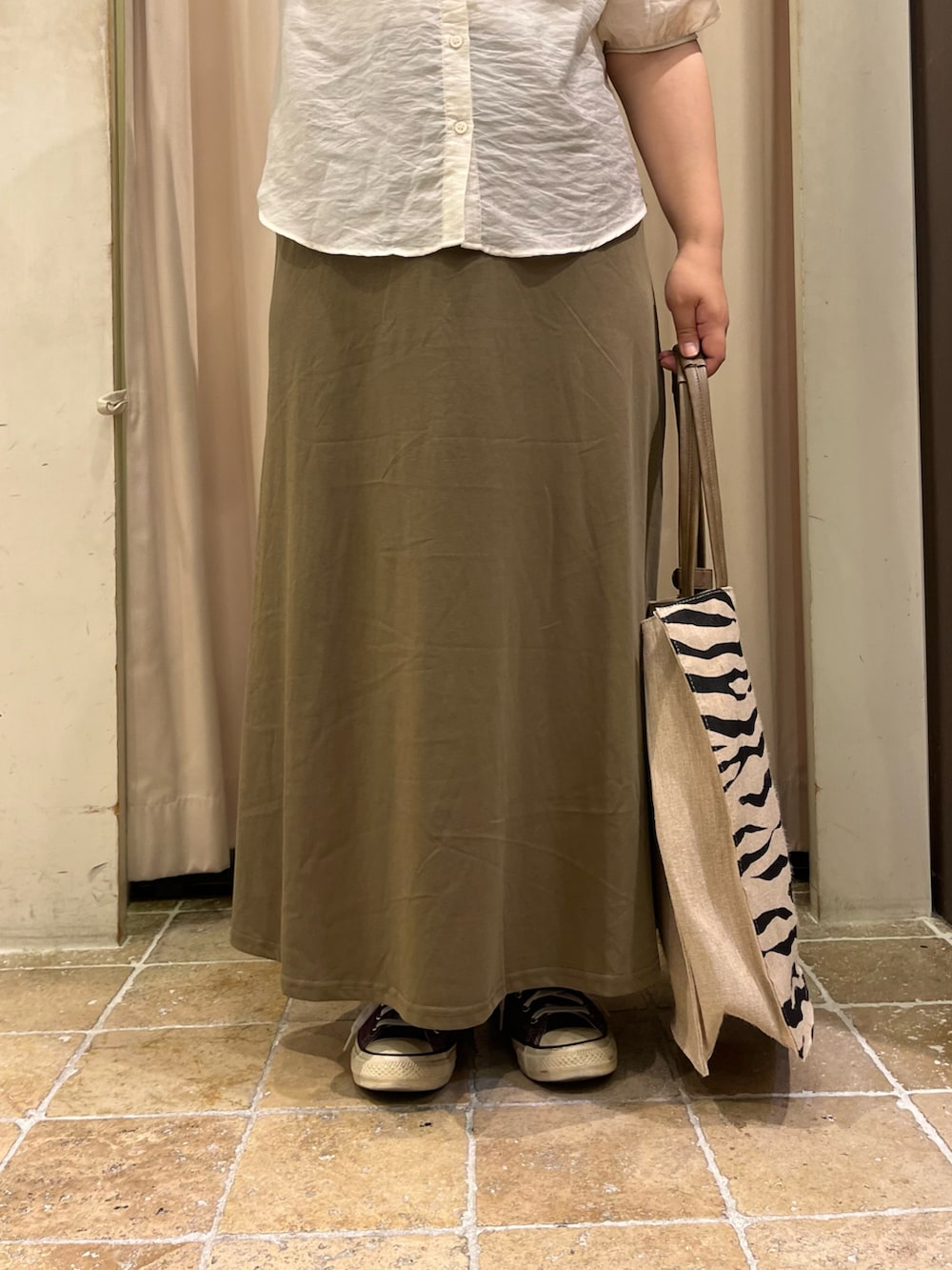 ホワイト系のシャツ/ブラウス、グリーン系のスカート、パープル系のスニーカーを着用したレディースの夏コーディネートの3枚目の写真