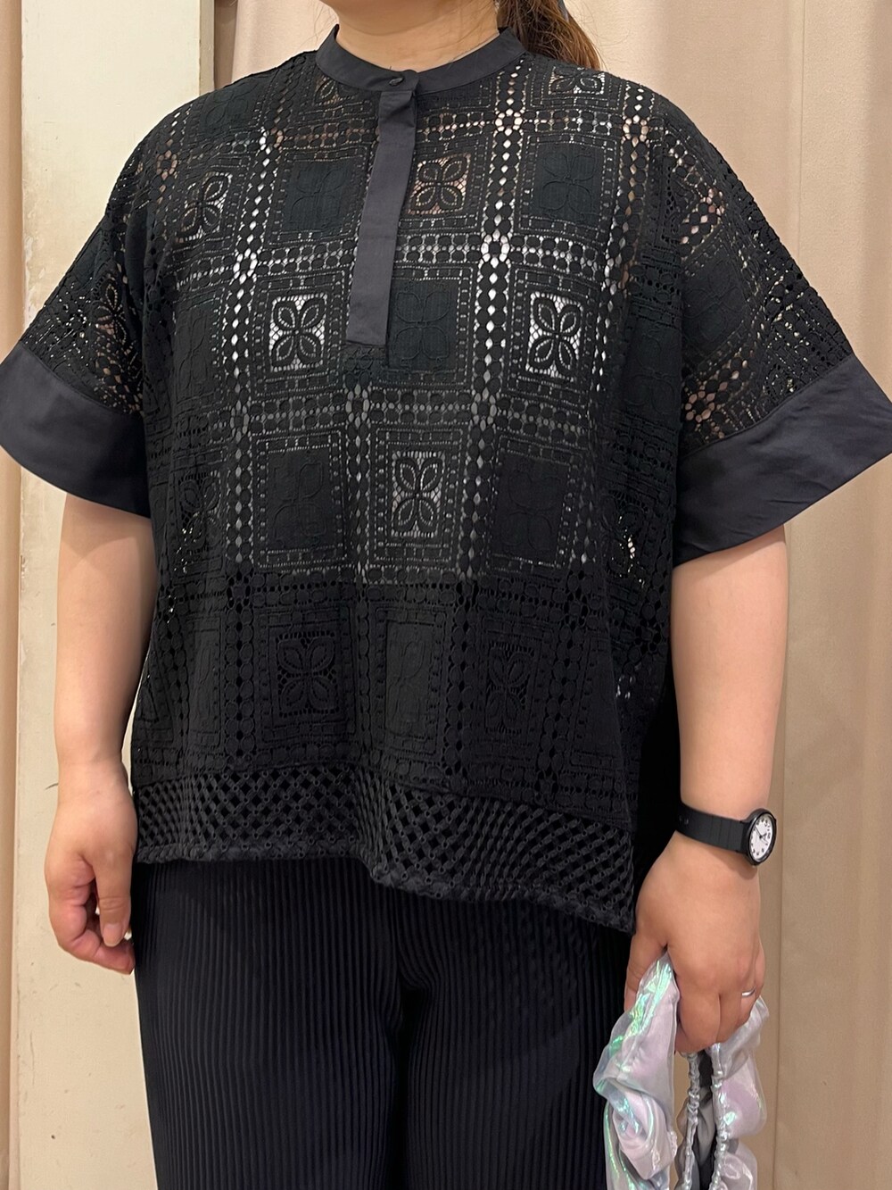 ブラック系のシャツ/ブラウス、ブラック系のその他パンツ、ブラック系のハットを着用したレディースの春コーディネートの2枚目の写真