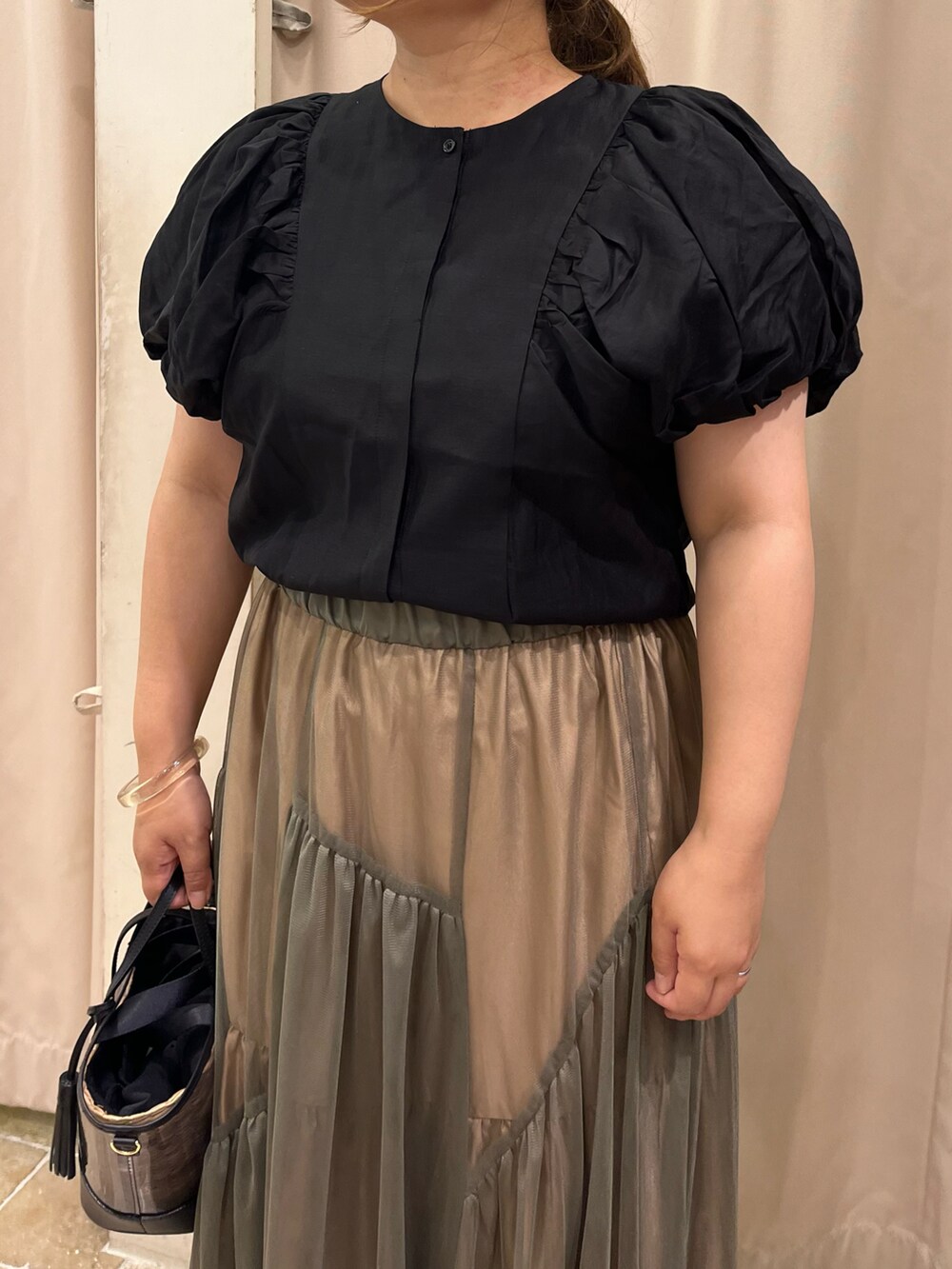 ブラック系のサンダル、ブラック系のシャツ/ブラウス、グリーン系のスカートを着用したレディースの夏コーディネートの2枚目の写真