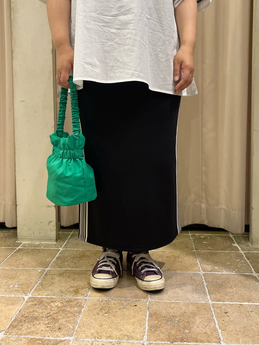 ホワイト系のシャツ/ブラウス、ブラック系のスカート、パープル系のスニーカーを着用したレディースの夏コーディネートの3枚目の写真