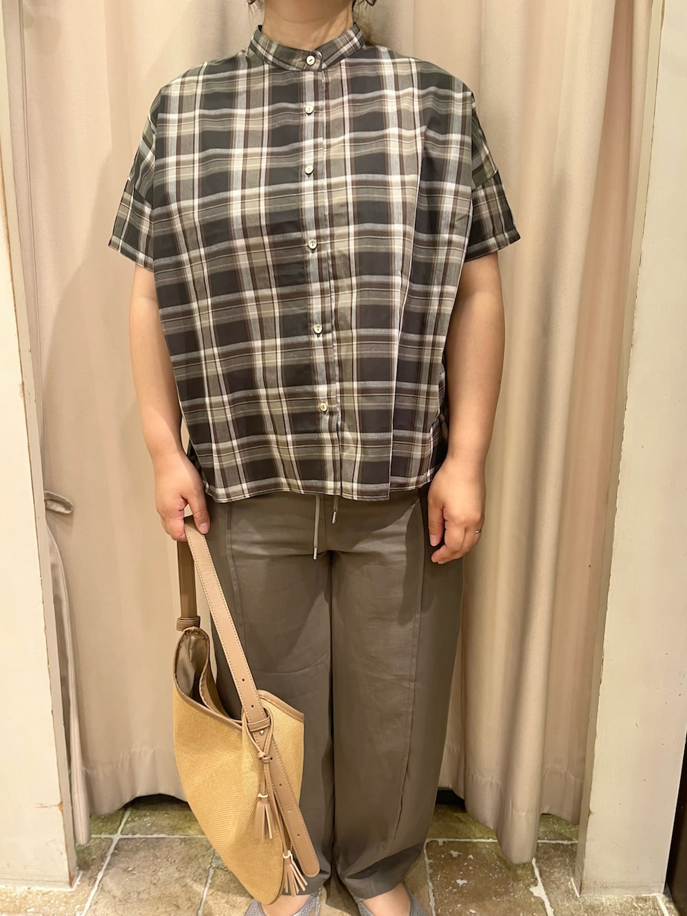 ベージュ系のハンドバッグ、ブラウン系のシャツ/ブラウス、グリーン系のその他パンツを着用したレディースの夏コーディネートの2枚目の写真