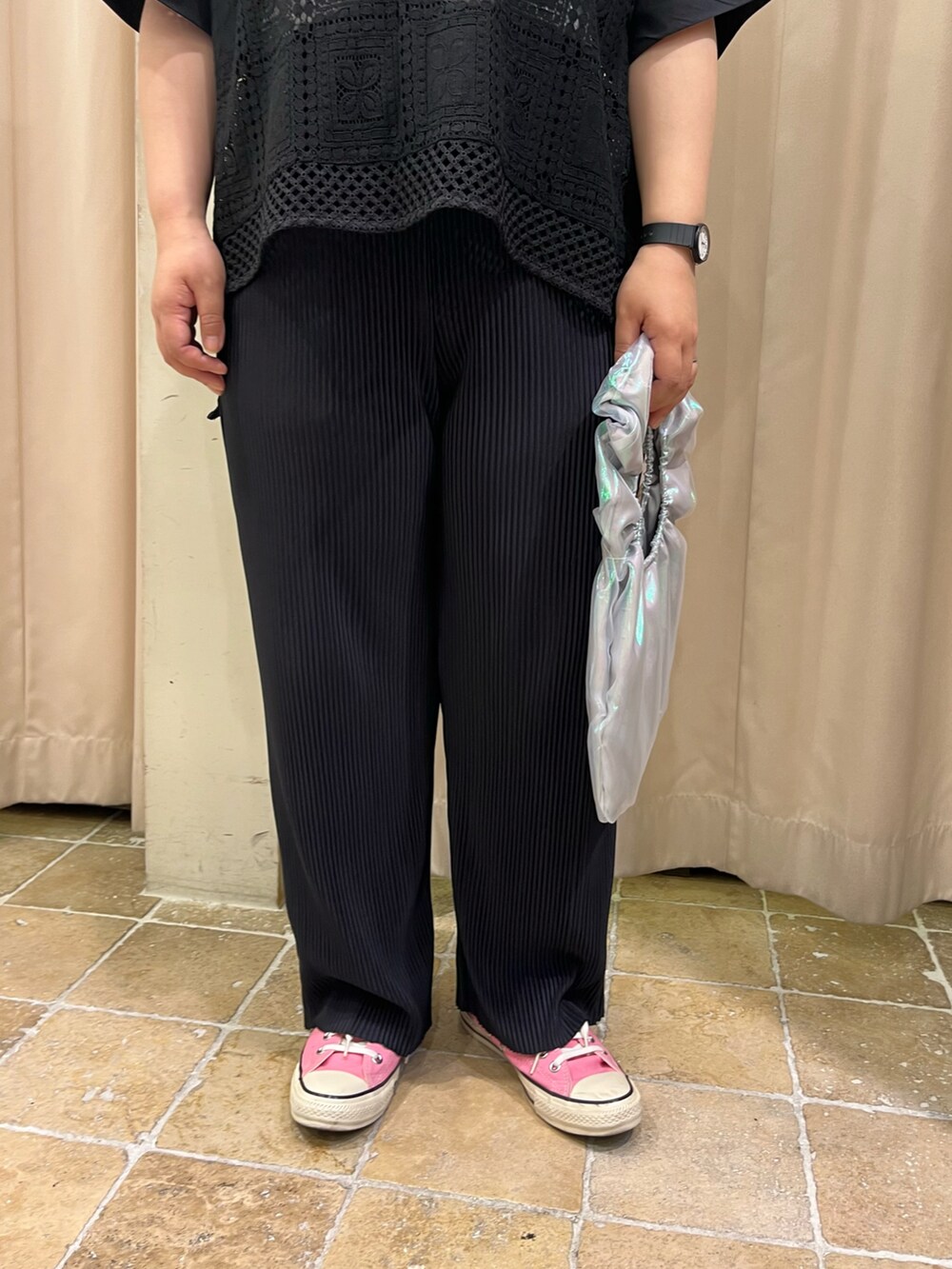 ブラック系のシャツ/ブラウス、ブラック系のその他パンツ、ブラック系のハットを着用したレディースの春コーディネートの3枚目の写真