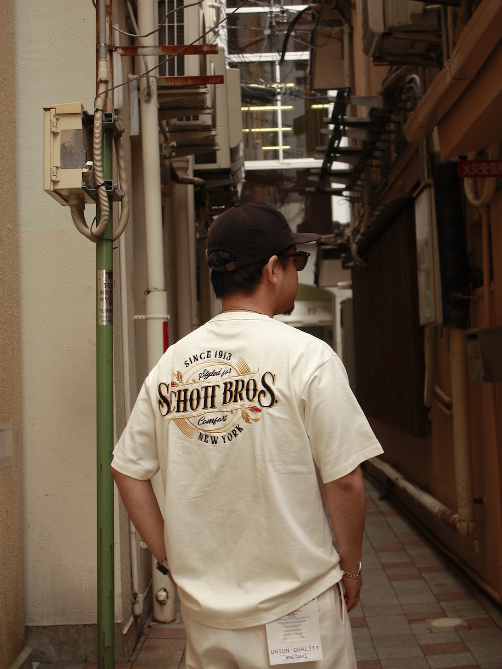 ホワイト系のTシャツ/カットソー、ホワイト系のその他パンツを着用したメンズの春コーディネートの2枚目の写真