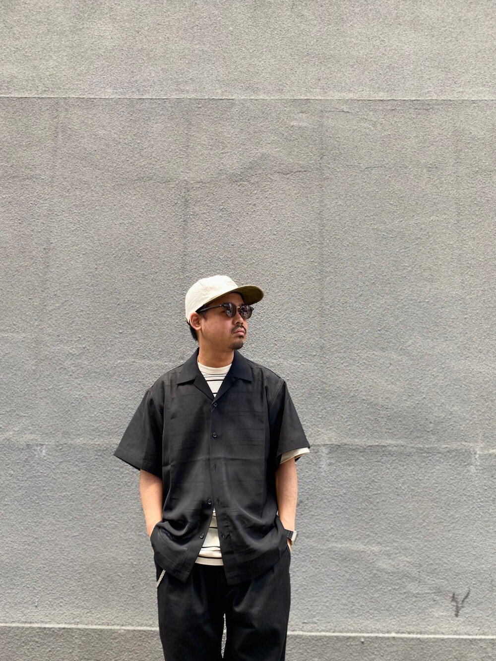 ブラック系のチノパンツ、ブラック系のシャツ/ブラウスを着用したメンズの夏コーディネートの2枚目の写真