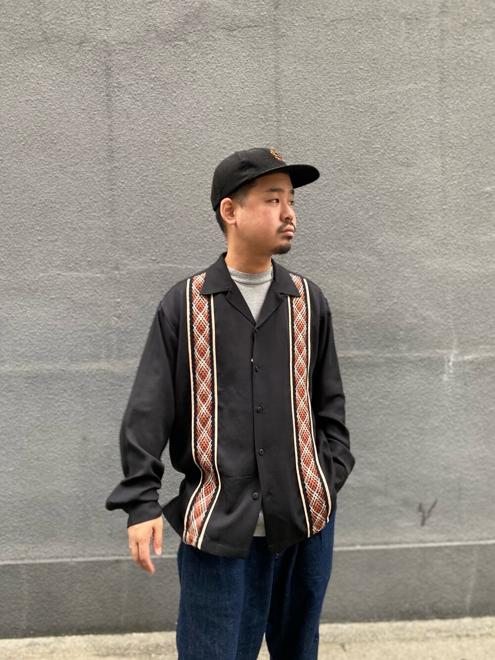 ブルー系のデニムパンツ、ブラック系のシャツ/ブラウスを着用したメンズの春コーディネートの2枚目の写真